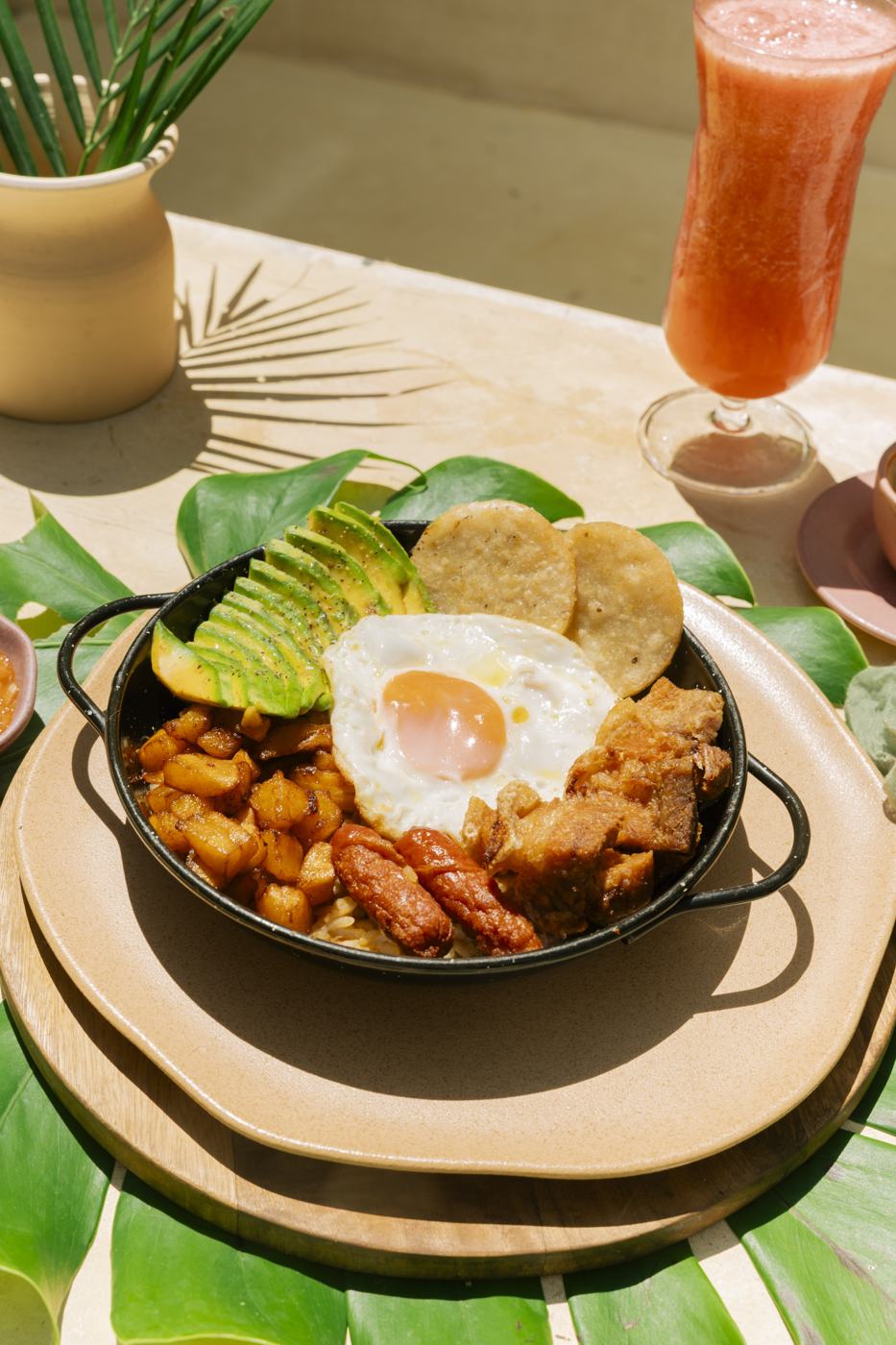 Bandeja de almuerzo con huevo y producto de la región