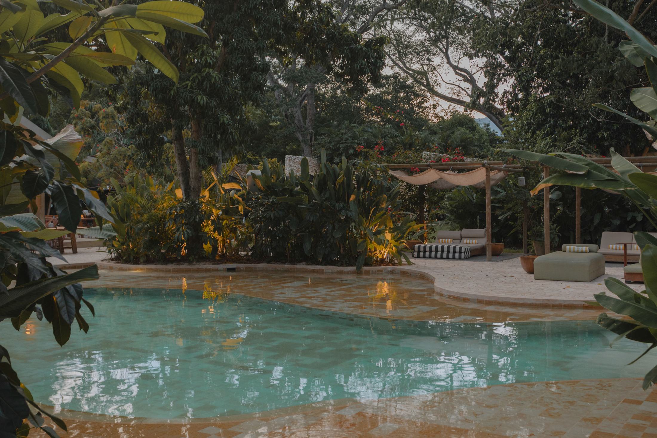 La piscina de la laguna al atardecer, lista para la fiesta