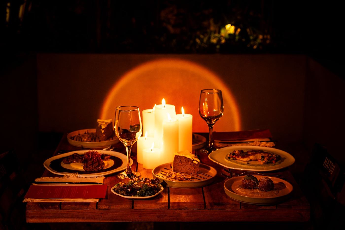 Cena a la luz de las velas en el patio