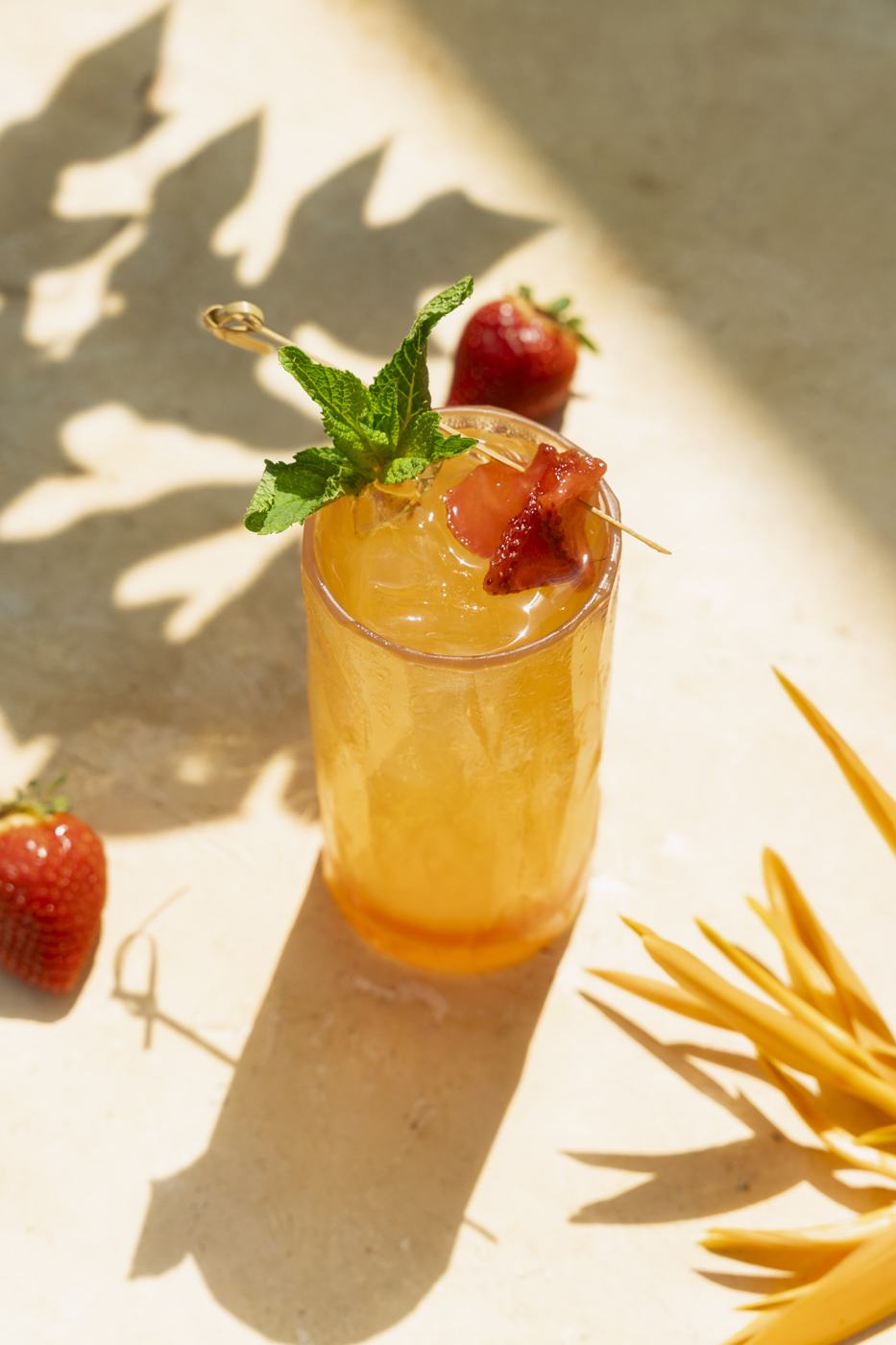 Coctel con fresa bajo el sol de la tarde