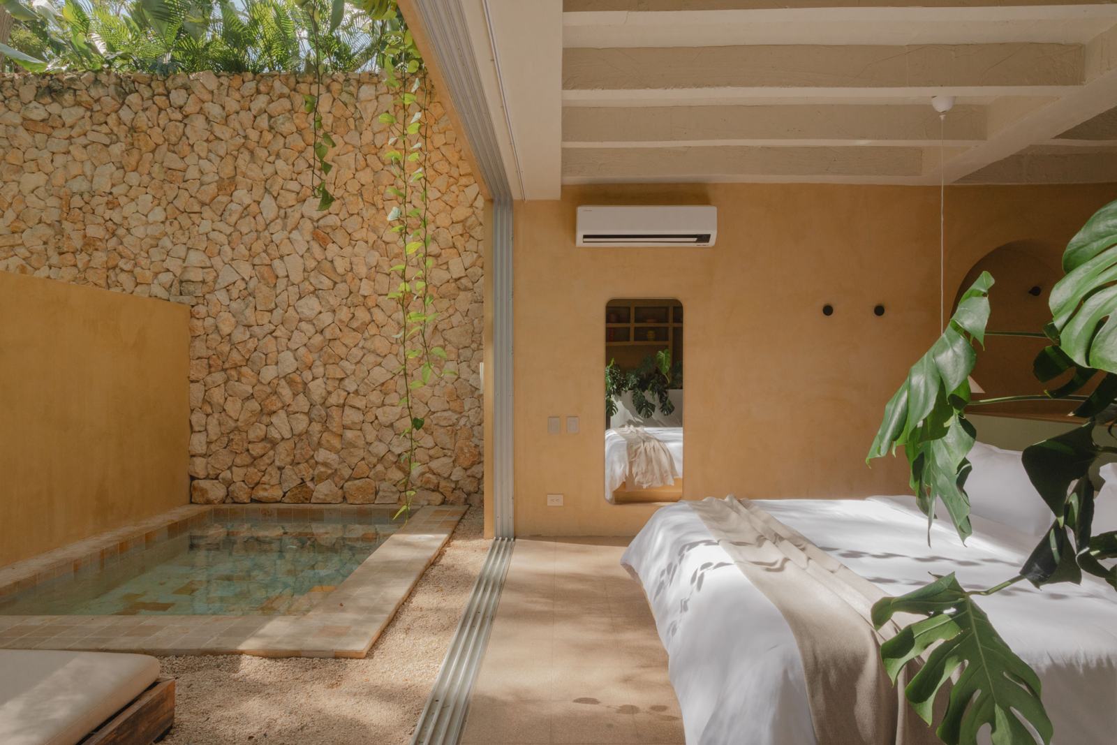 Habitación integrada en la vegetación, rodeada de verde exuberante