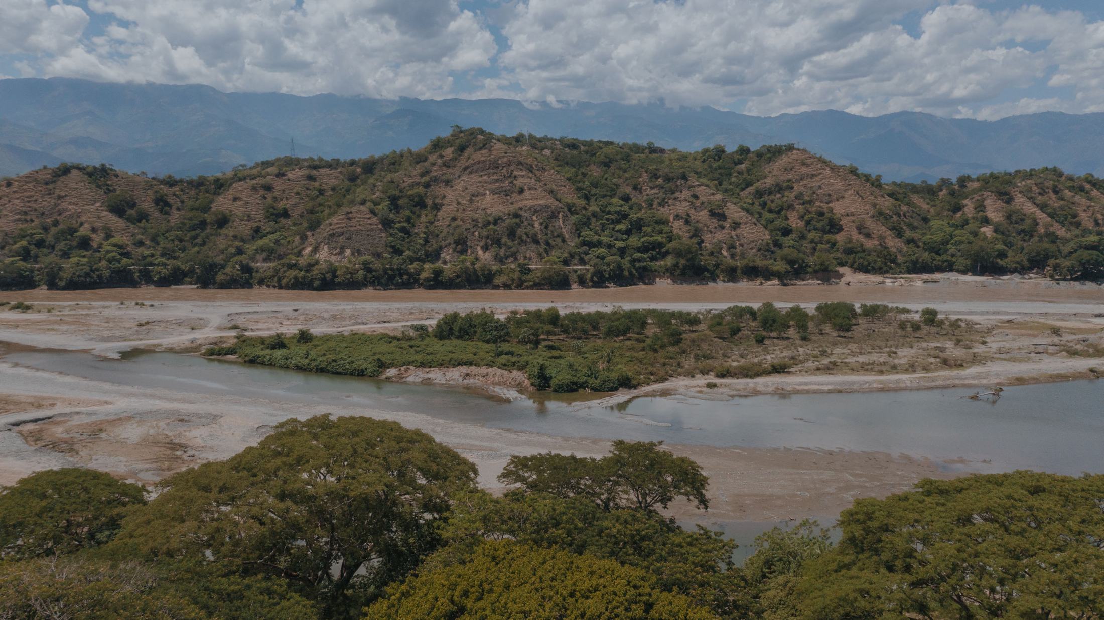 El río Cauca serpenteando entre las montañas del occidente antioqueño